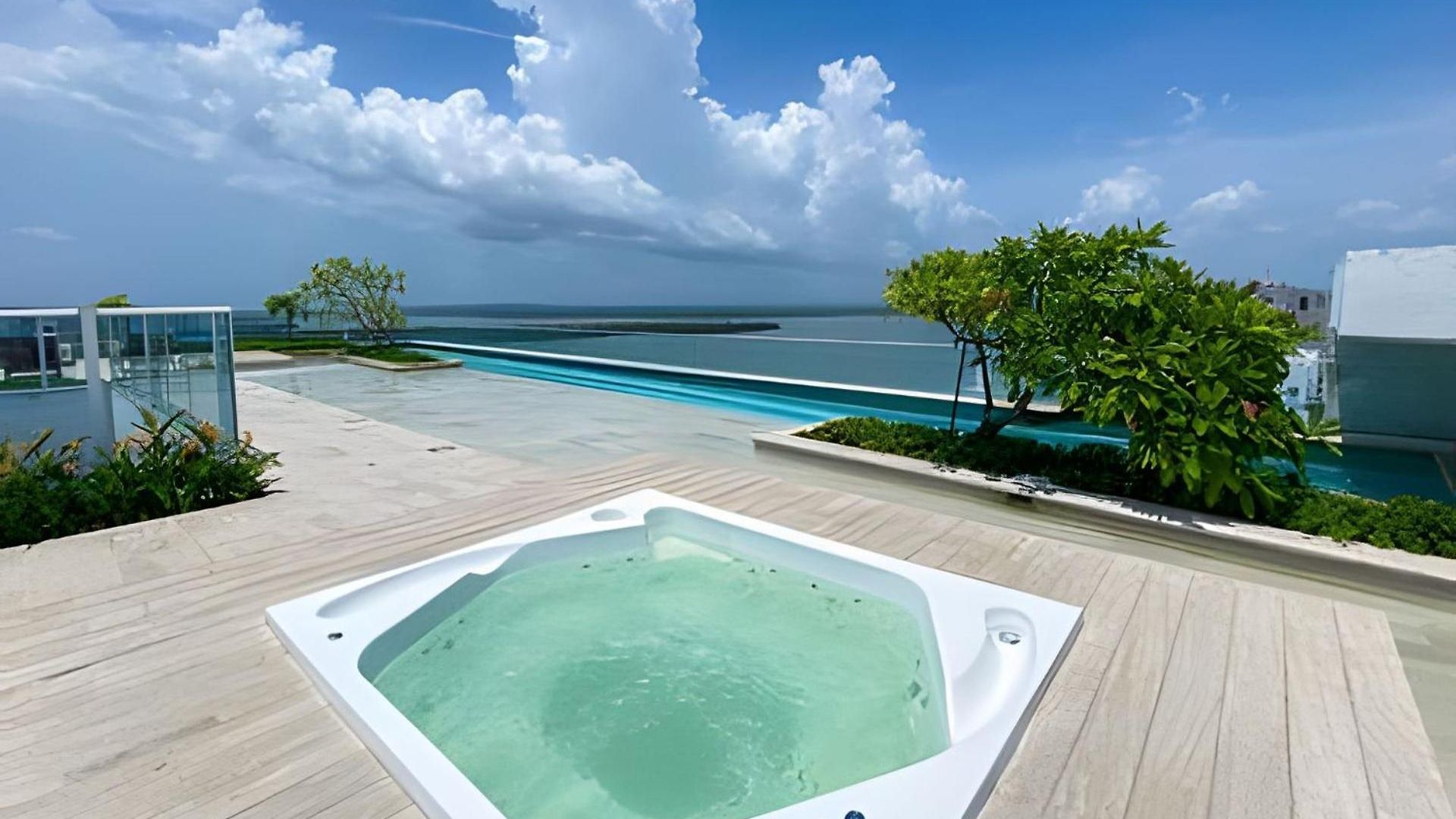 2 Jacuzzi Y Vista Mar. Frente A Playa * Cartagena