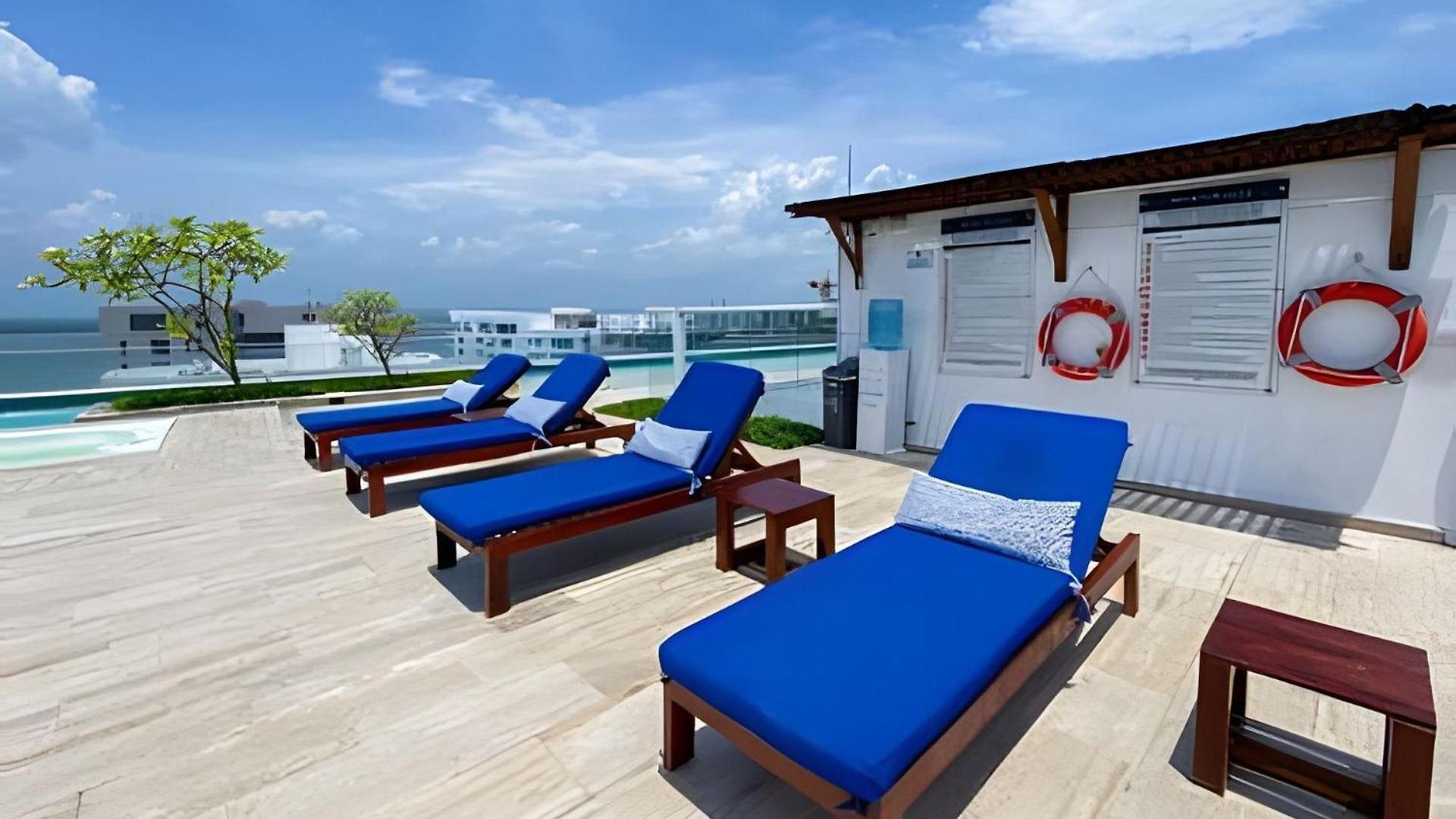 2 Jacuzzi Y Vista Mar. Frente A Playa *